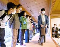 　子どもたちが見学する中、対局室に入室する藤井聡太五冠