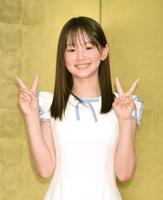 　初々しくポーズをする小田愛結