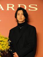 　黒のセットアップ姿でクールに登壇した山下智久