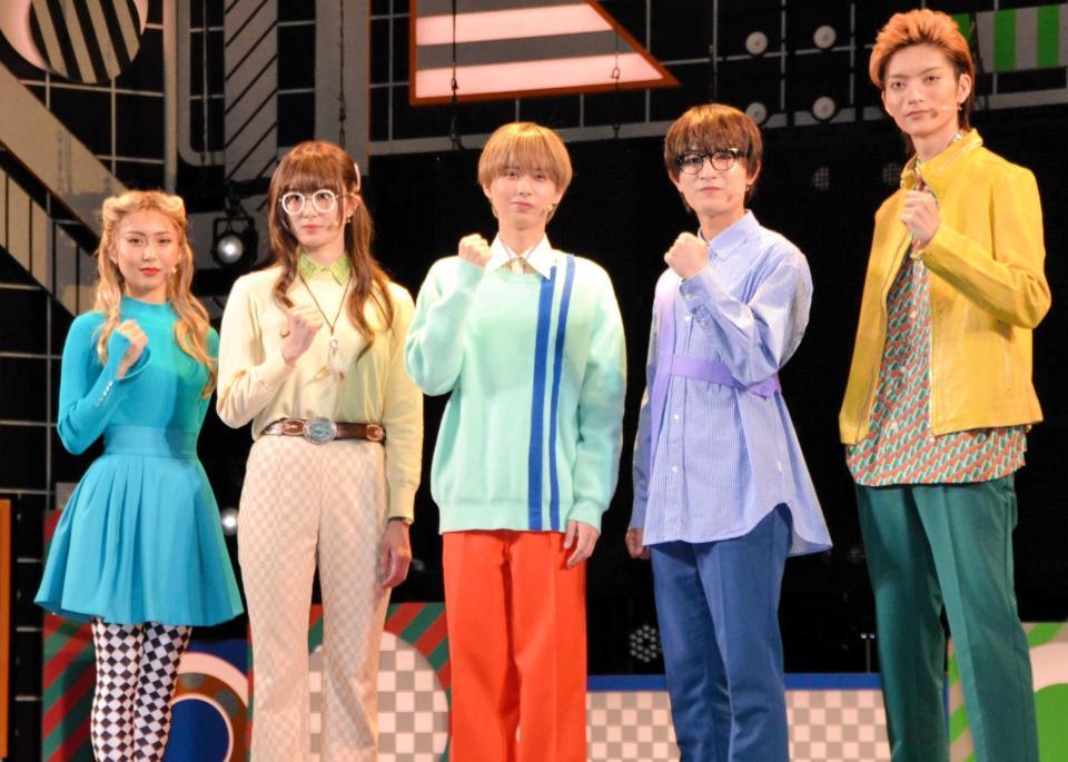 　会見に出席した（左から）青野紗穂、高月彩良、井上瑞稀、本高克樹、山本涼介