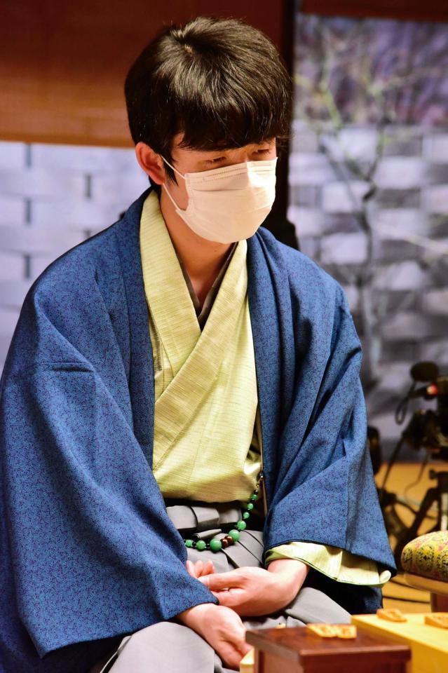 　逆転負けを喫し肩を落とす藤井聡太五冠＝日本将棋連盟提供