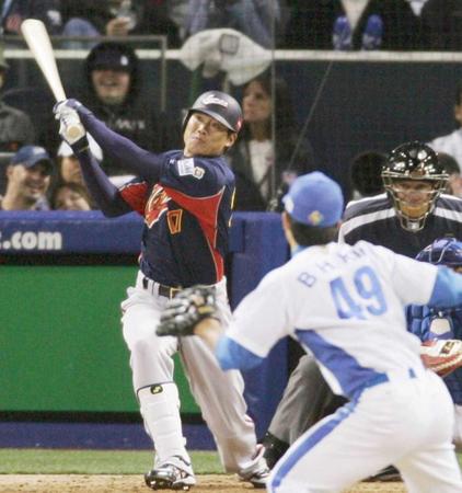 　７回、代打福留は右越えに先制２ランを放つ　投手金炳賢＝ペトコ・パーク、２００６年３月１８日（共同）