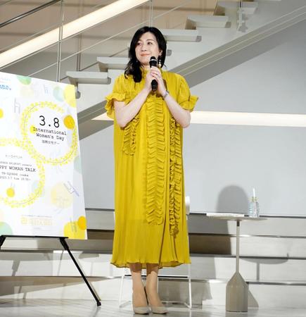 　ミモザカラーのワンピースで登場した野々村友紀子＝大阪市内