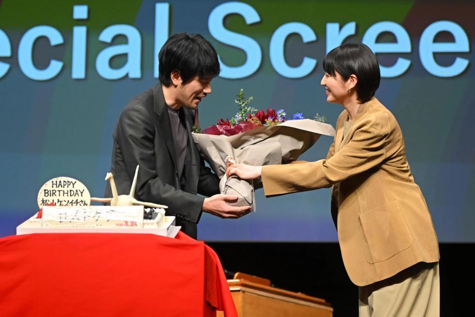 　誕生日の松山ケンイチ（左）に花束を渡す長澤まさみ（撮影・堀内翔）