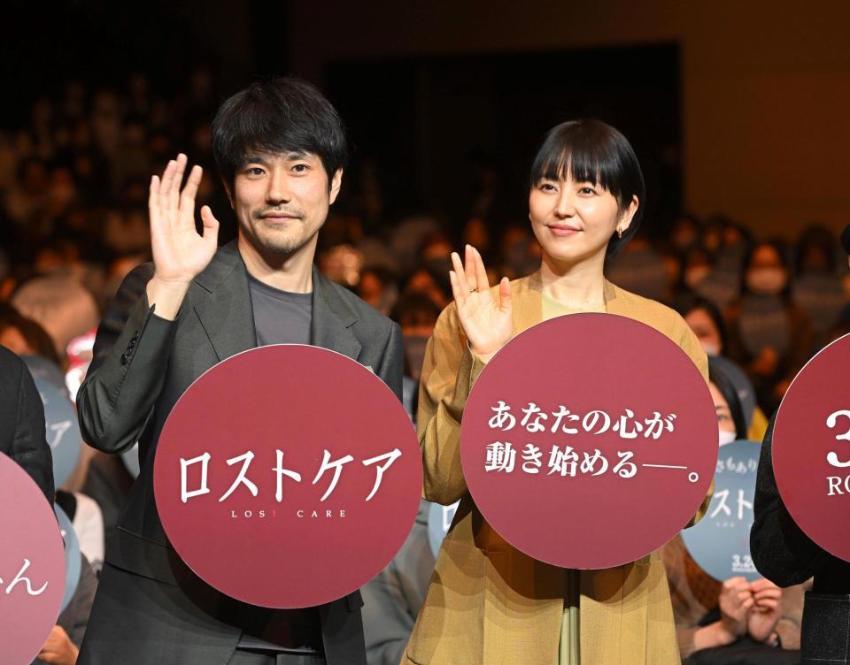 　フォトセッションで手を振る松山ケンイチ（左）と長澤まさみ（撮影・堀内翔）