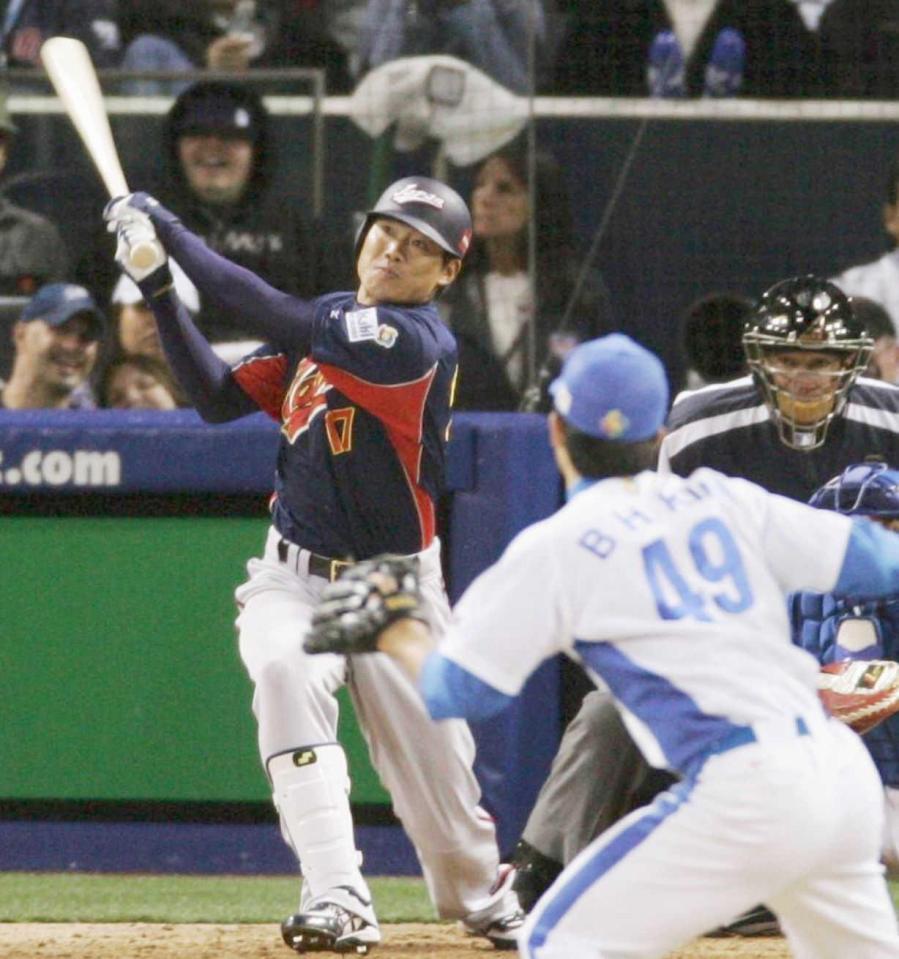　７回、代打福留は右越えに先制２ランを放つ　投手金炳賢＝ペトコ・パーク、２００６年３月１８日（共同）