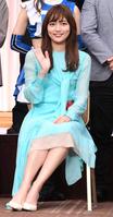 　笑顔で手を振る川口春奈＝東京・帝国ホテル（撮影・棚橋慶太）