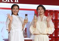 イベントに登場した綾瀬はるか（左）と池江璃花子＝ＢＡ-ＴＳＵ　ＡＲＴ　ＧＡＬＬＥＲＹ（撮影・三好信也）