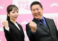 　ＮＨＫ党改め「政治家女子４８党」の大津綾香党首（左）と、ＮＨＫ党党首を辞任した立花孝志氏＝国会内