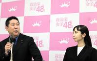 　立花孝志氏（左）と大津綾香氏＝国会内