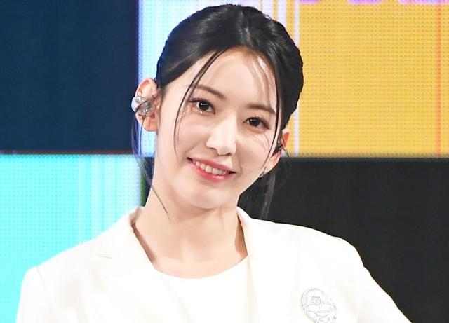 宮脇咲良 全身ヴィトンの超ミニ姿、まるでテニスガール「愛してる