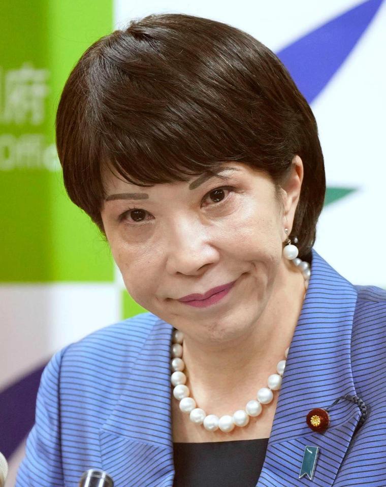 　記者会見する高市経済安保相
