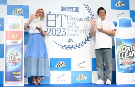 　「オキシクリーンＢｅｓｔ白Ｔ　Ｄｒｅｓｓｅｒ賞２０２３」授賞式に登場したＳＨＥＬＬＹ（左）と杉谷拳士氏＝東京・恵比寿のデ・ガーデン・ホール（撮影・伊藤笙子）