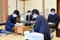 　対局に臨む藤井聡太竜王（左）と広瀬章人八段（右）＝日本将棋連盟提供