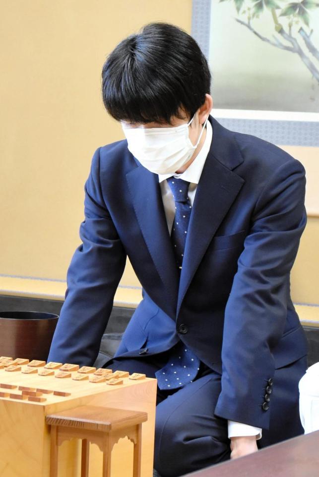 　対局に臨む藤井聡太竜王＝日本将棋連盟提供