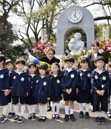 　子どもたちと記念写真に納まるエッセイストの海老名香葉子さん（後列左）