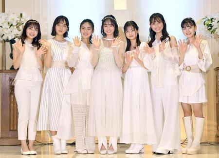 　デビューが決定したブルーベリーソーダの（左から）大嵩愛花、大橋小春、馬越友梨、幸澤沙良、大平くるみ、田村藍、鈴木悠華（撮影・佐々木彰尚）
