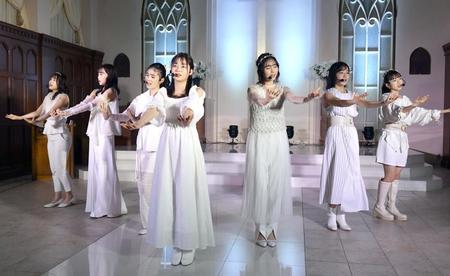 　デビュー曲を披露するブルーベリーソーダ（撮影・佐々木彰尚）