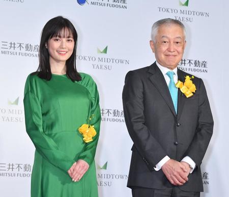 　「東京ミッドタウン八重洲」のグランドオープンセレモニーに登場した生田絵梨花（左）と三井不動産・菰田正信社長（撮影・佐々木彰尚）
