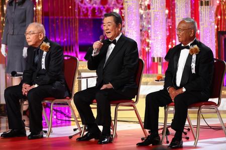 　会長功労賞を受賞した（左から）伊藤俊也監督、加山雄三、望月英樹さん（代表撮影）