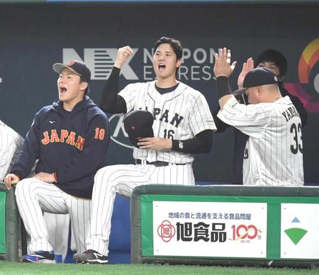 　９日、初戦で中国に勝利し、ベンチでガッツポーズする大谷（中央）