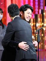 　最優秀主演男優賞を受賞し、プレゼンターの西島秀俊と抱き合う妻夫木聡（代表撮影）