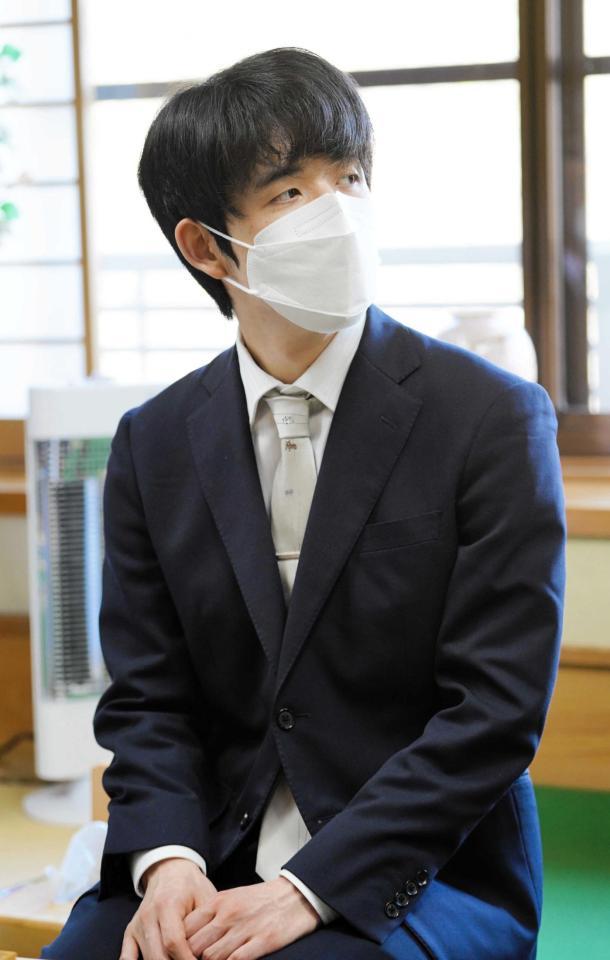　前日検分を行った藤井聡太王将（日本将棋連盟提供）