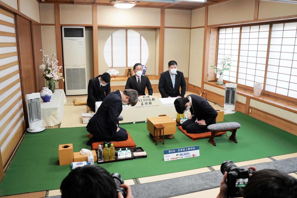 　前日検分を行った藤井聡太王将（右）と羽生善治九段（左）＝日本将棋連盟提供