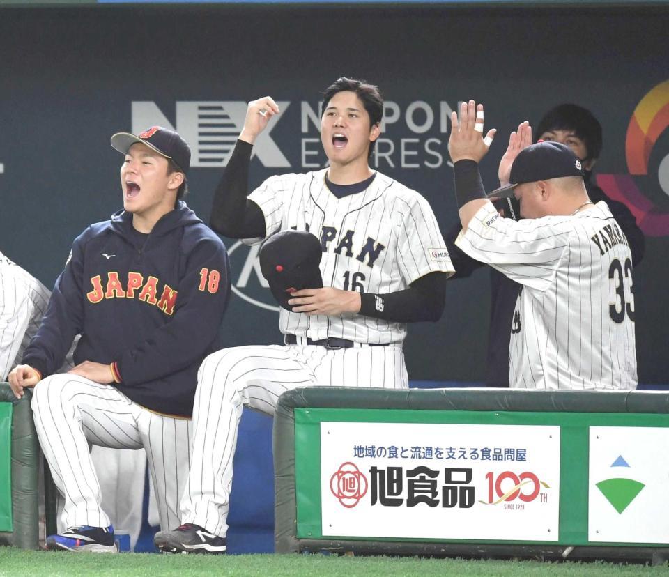 　９日、初戦で中国に勝利し、ベンチでガッツポーズする大谷（中央）