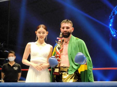 　勝利したディオニツィオ（右）と記念撮影に応じた古畑星夏