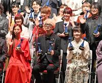 　主演声優賞に選ばれた（前列左から）安済知佳、江口拓也、種﨑敦美（撮影・三好信也）