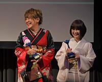 　キッズファミリー賞を受賞し笑顔をみせる松本梨香（左）と大谷育江（撮影・三好信也）