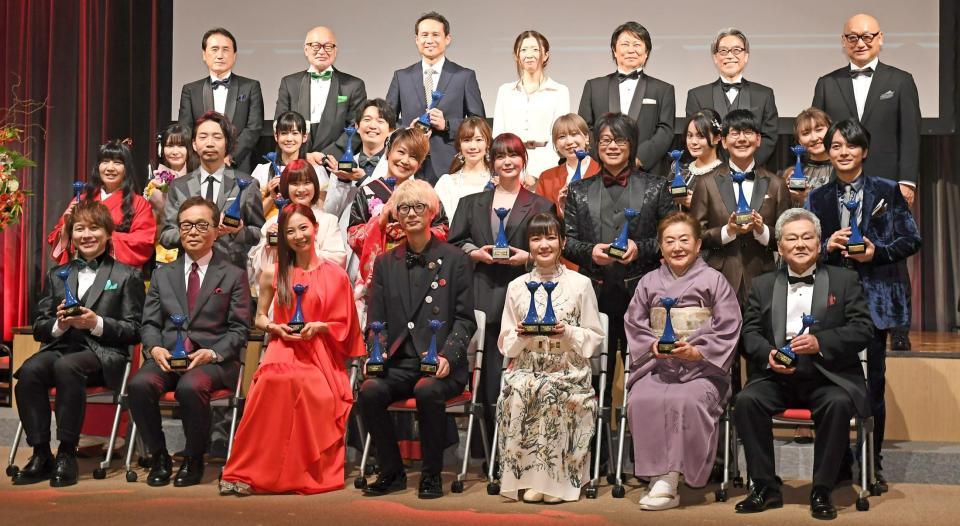 　声優アワード受賞者（前列左から）助演声優賞の置鮎龍太郎、功労賞の屋良有作、、主演声優賞の安済知佳、主演声優賞とＭＶＳダブル受賞の江口拓也、主演声優賞と助演声優賞ダブル受賞の種﨑敦美、功労賞の秋元千賀子、助演声優賞の池田秀一（中列左から）高橋和枝賞の川村万梨阿、富山敬賞の諏訪部順一、キッズファミリー賞の大谷育江、松本梨香、外国映画・ドラマ賞の貫地谷しほり、森川智之、インフルエンサー賞の花江夏樹、シナジー賞・呪術廻戦の榎木淳弥（撮影・三好信也）