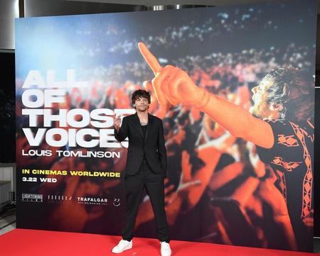 　レッドカーペットでポーズを決めるルイ・トムリンソン（撮影・開出牧）