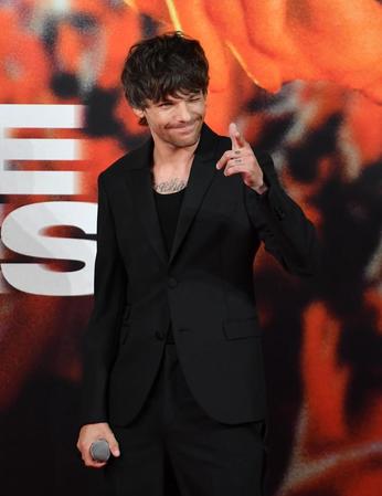 　レッドカーペットに登場しポーズを決めるルイ・トムリンソン（撮影・開出牧）