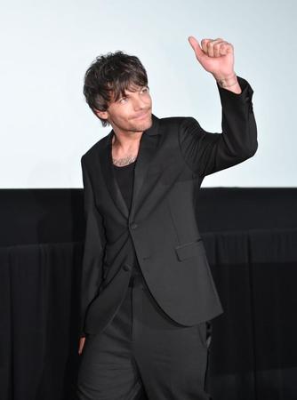 　舞台あいさつでファンの歓声に応えるルイ・トムリンソン（撮影・開出牧）