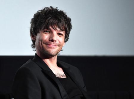 　舞台あいさつで笑顔を見せるルイ・トムリンソン（撮影・開出牧）