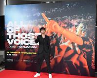 　レッドカーペットでポーズを決めるルイ・トムリンソン（撮影・開出牧）