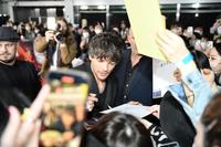 　レッドカーペットでファンにサインをするルイ・トムリンソン（撮影・開出牧）