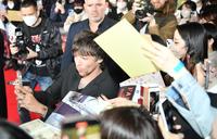 　レッドカーペットでファンのスマホで自撮りするルイ・トムリンソン（撮影・開出牧）