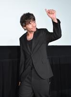 　舞台あいさつでファンの歓声に応えるルイ・トムリンソン（撮影・開出牧）