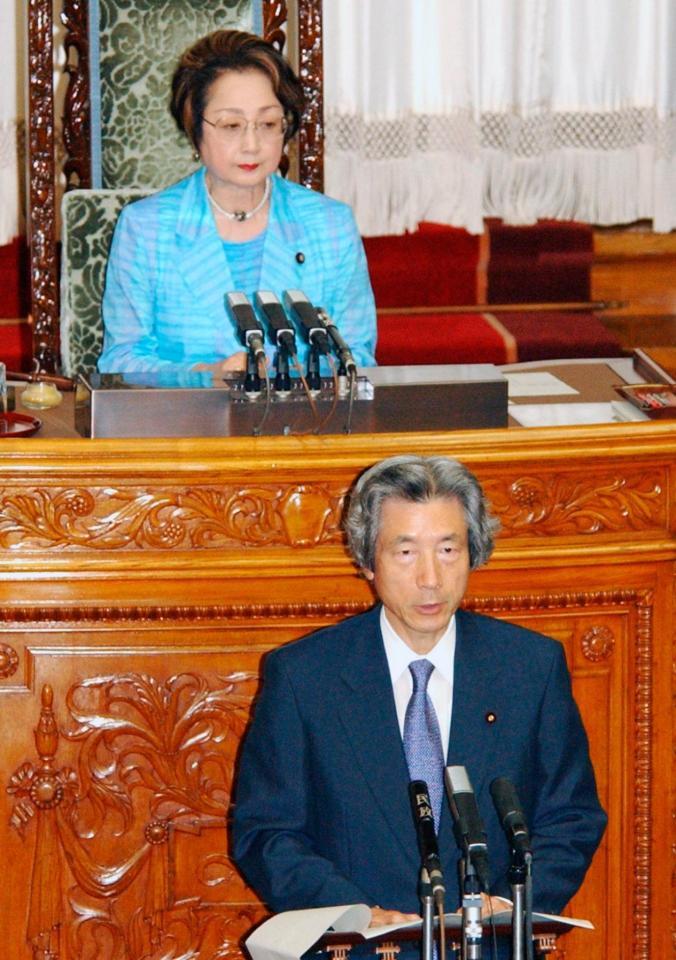 　２００４年８月、参院本会議に臨む扇千景参院議長。下は小泉首相