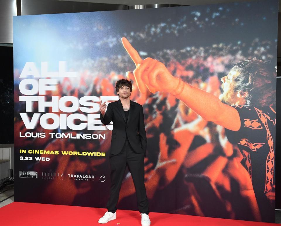 　レッドカーペットでポーズを決めるルイ・トムリンソン（撮影・開出牧）