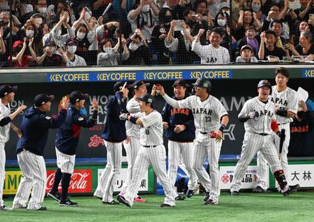 　３回、吉田正尚の逆転打に沸く侍ジャパンナイン＝１０日