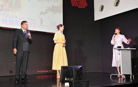 　イベントで爆笑問題の太田光（左）にいじられるＴＢＳの良原安美アナウンサー（右）。中央はトラウデン直美（撮影・開出牧）