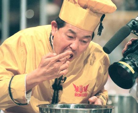 　フジテレビの番組「料理の鉄人」の収録中に味を確かめる陳建一氏＝１９９８年１２月