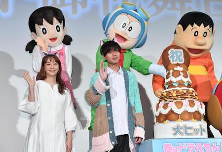 　舞台あいさつでソーニャの猫耳のカチューシャをつけて手を振る（前列左から）藤本美貴、Ｋｉｎｇ＆Ｐｒｉｎｃｅの永瀬廉。後列左からしずか、のび太、ジャイアン（撮影・開出牧）