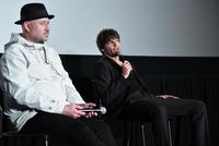 　舞台あいさつをするルイ・トムリンソン。左はライトニング監督（撮影・開出牧）