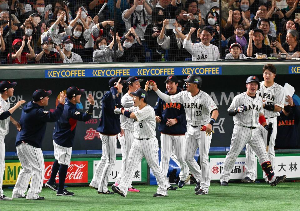 　３回、吉田正尚の逆転打に沸く侍ジャパンナイン＝１０日