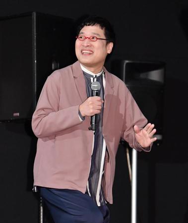 　舞台あいさつに登場した南海キャンディーズの山里亮太（撮影・開出牧）